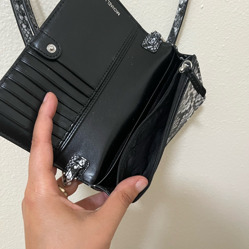 •MICHAEL KORS• Jet Set Charm Small Phone Crossbody Black White Grey Card Slots - Picture 6 of 16